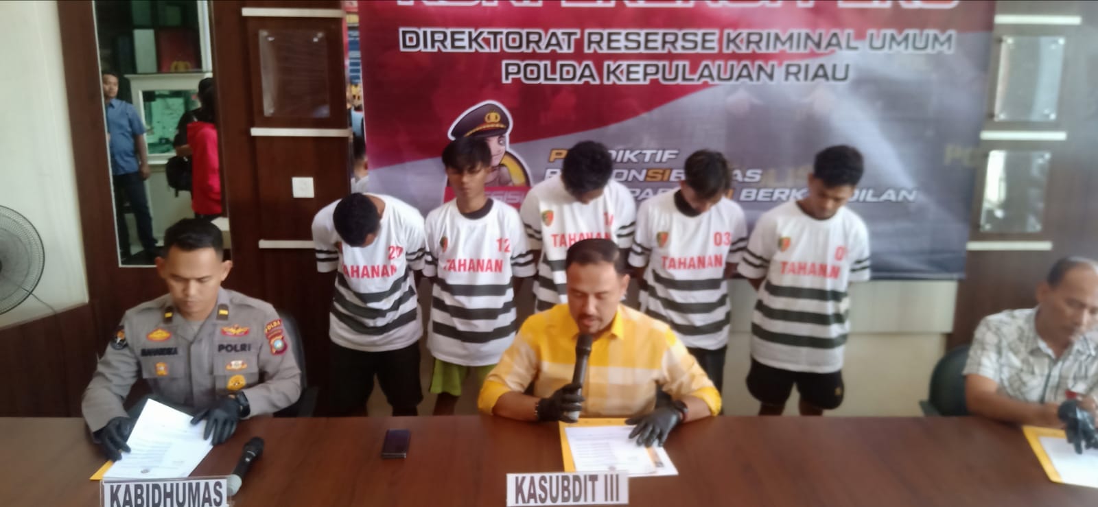 Jajaran kepolisian Ditreskrimum Polda Kepri mengamankan lima pelaku curanmor di Batam. (Foto: Ist/ Dok.Polda Kepri).