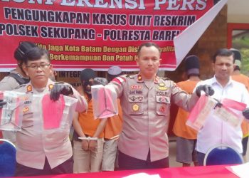 Pengungkapan kasus curanmor oleh Kapolsek Sekupang, Kompol Zainal Abidin Christoper Tamba (tengah), Kamis (23/02/2023). (Foto: Ist/ Dok.Polsek Sekupang).