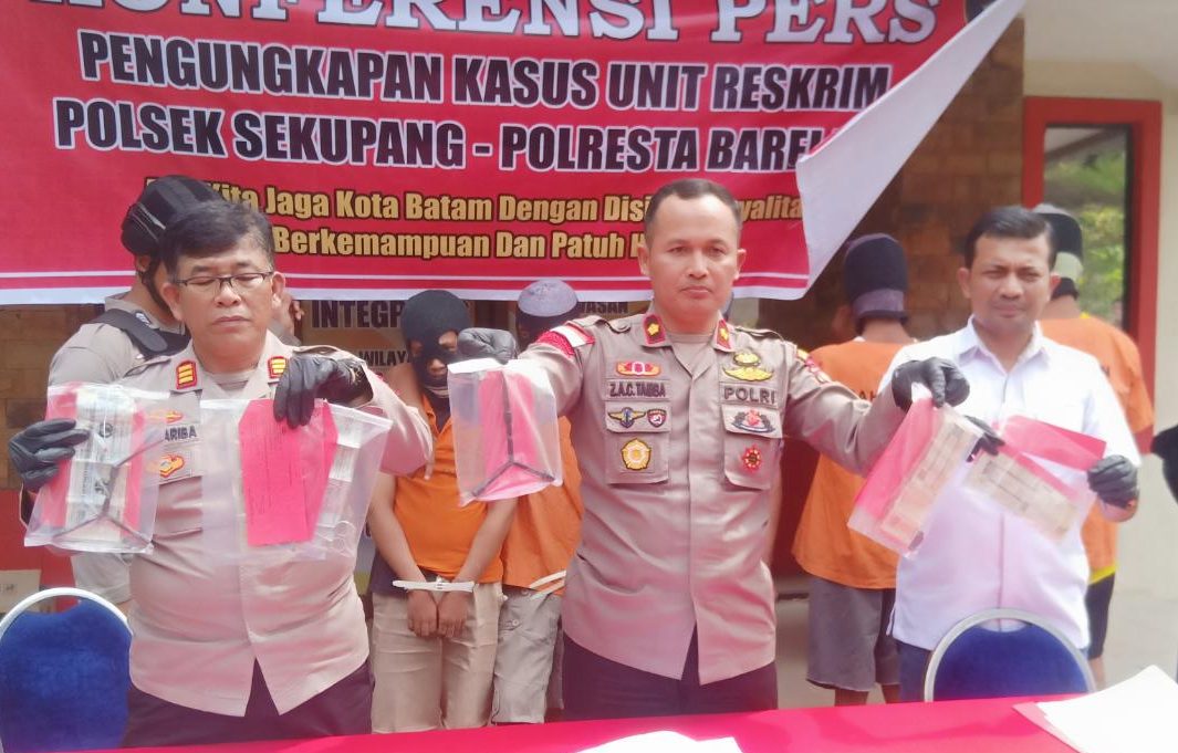 Pengungkapan kasus curanmor oleh Kapolsek Sekupang, Kompol Zainal Abidin Christoper Tamba (tengah), Kamis (23/02/2023). (Foto: Ist/ Dok.Polsek Sekupang).