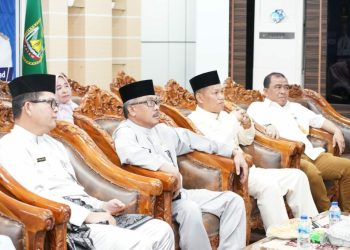 Sekda Kota Batam, Jefridin Hamid (dua kiri) saat mengikuti zoom meeting Kementerian PAN-RB di Pemko Batam, Jumat (24/02/2023). (Foto: Ist/ Humas Pemko Batam).