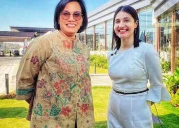 Menkeu RI Sri Mulyani (kiri) foto bersama wartawan CNBC Asia yang mewawancarainya, sebelum mengikuti rangkian agenda G20 di Banglore, India, Kamis (23/02/2023). (Foto: Ist/ via Instagram @smindrawati).