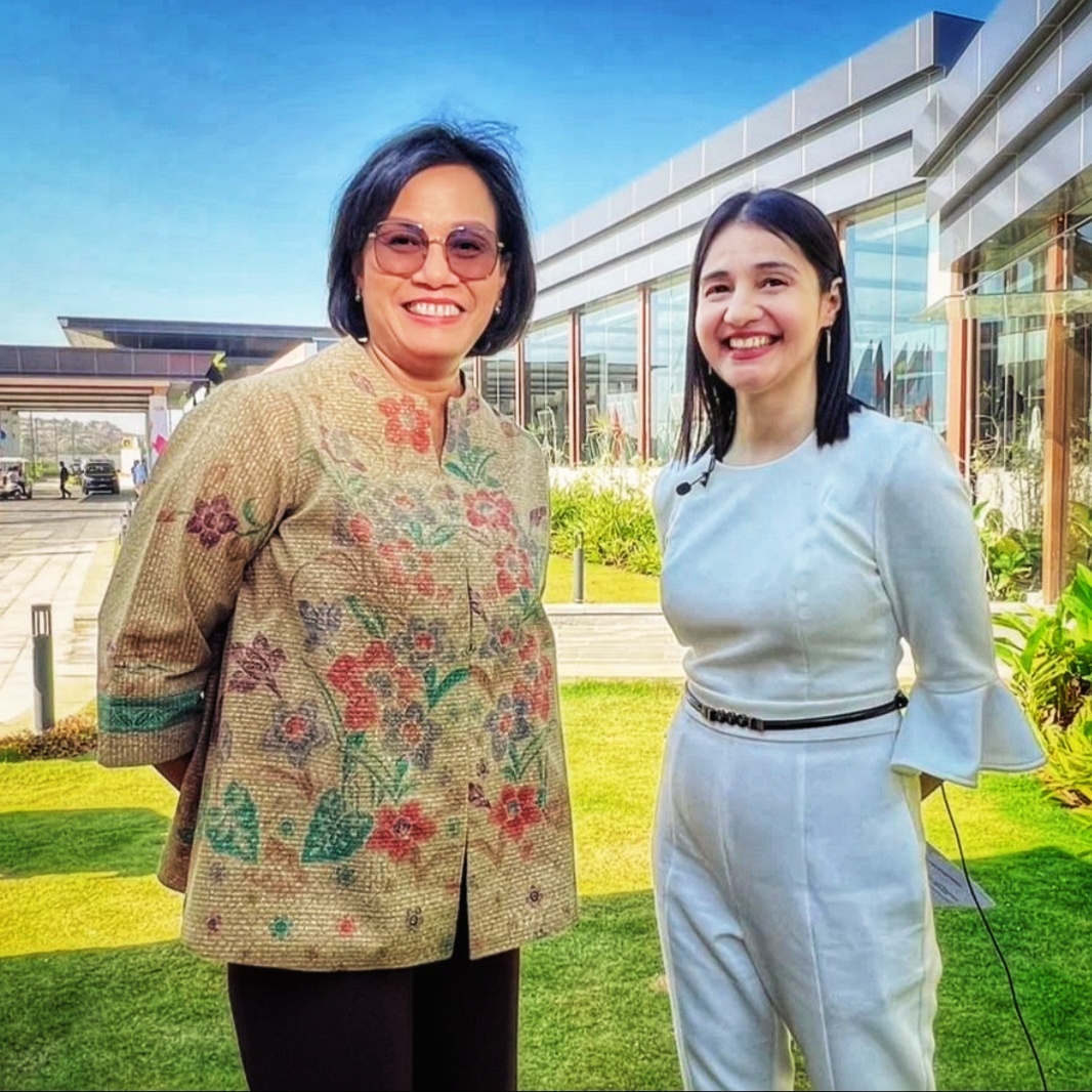 Menkeu RI Sri Mulyani (kiri) foto bersama wartawan CNBC Asia yang mewawancarainya, sebelum mengikuti rangkian agenda G20 di Banglore, India, Kamis (23/02/2023). (Foto: Ist/ via Instagram @smindrawati).