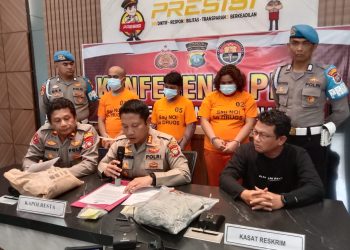 Kapolresta Tanjungpinang Kombes Pol H Ompusunggu, dalam pemaparannya terkait kasus eksploitasi anak di bawah umur yang melibatkan tiga pelaku, di Polresta Tanjungpinang, Jumat (23/02/2023). (Foto: HMS/ Yulita Dani).