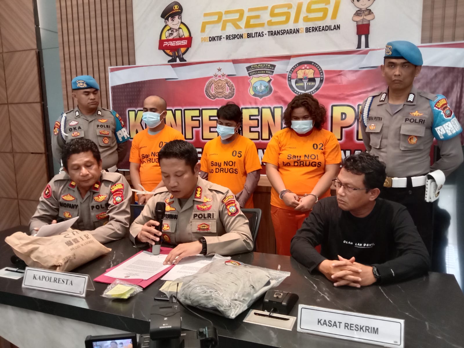 Kapolresta Tanjungpinang Kombes Pol H Ompusunggu, dalam pemaparannya terkait kasus eksploitasi anak di bawah umur yang melibatkan tiga pelaku, di Polresta Tanjungpinang, Jumat (23/02/2023). (Foto: HMS/ Yulita Dani).