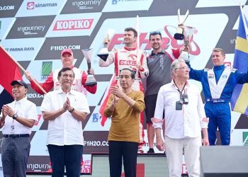 Presiden Jokowi didampigi Menko Marves dan Menpora, foto bersama para juara F1H2O/Powerboat yang digelar di Danau Toba, Minggu (26/02/2023). (Foto: Ist/ presidenri.go.id).