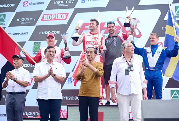 Presiden Jokowi didampigi Menko Marves dan Menpora, foto bersama para juara F1H2O/Powerboat yang digelar di Danau Toba, Minggu (26/02/2023). (Foto: Ist/ presidenri.go.id).