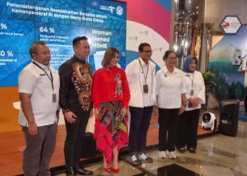 Menparekraf Sandiaga Uno (tiga kanan) foto bersama usai menyaksikan penandatanganan MoU lembaganya dengan Merry Riana Group, pada Senin 27 Februari 2023 di Gedung Sapta Pesona, Jakarta. (Foto: HMS/ A Ristanto).