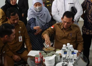 Gubernur Kepulauan Riau Ansar Ahmad, dalam kunjungannya ke gedung sterilisasi produk makanan di Kawasan Industrial Estate Tunas 2 Batam Center, Batam, Senin (27/02/2023). (Foto: Ist/ Diskominfo Kepri).