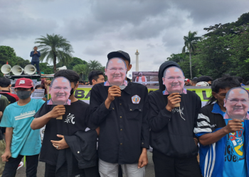 Aksi para korban KSP Indosurya, dengan menggunakan topeng wajah Henry Surya, di area patung kuda kawasan Monas, Jakarta Pusat, Kamis (02/02/2023). (Foto: Ist/ Dok.Gatra).