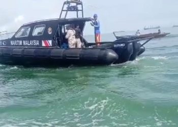 Kapal patroli dari Maritim Malaysia yang membawa tiga nelayan Desa Berakit, Jumat (03/02/2023). (Foto: Ist/ Dok.Warga Desa Berakit).