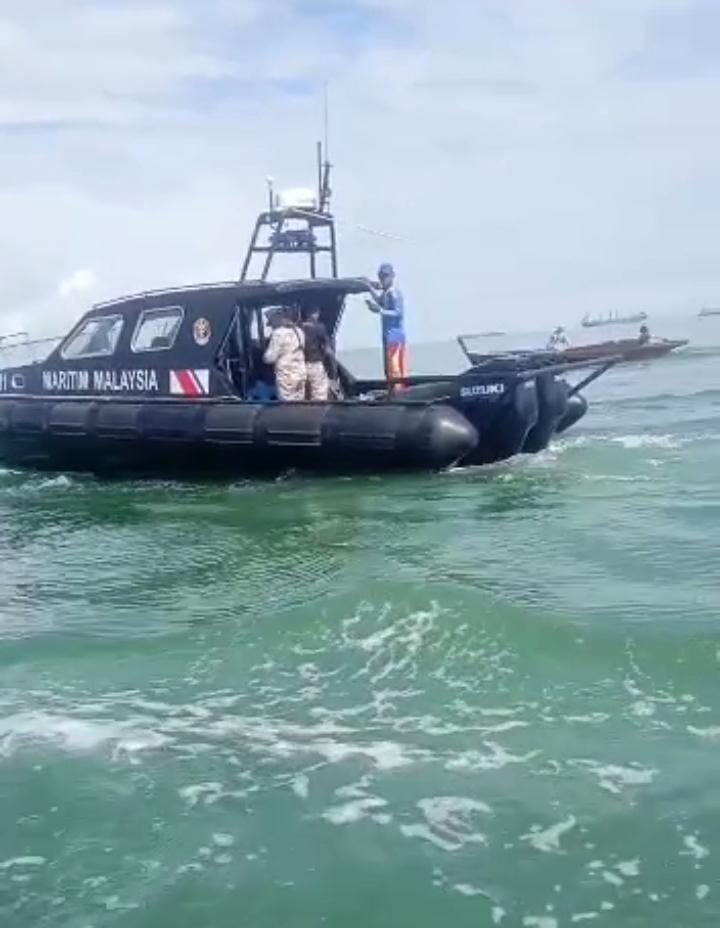 Kapal patroli dari Maritim Malaysia yang membawa tiga nelayan Desa Berakit, Jumat (03/02/2023). (Foto: Ist/ Dok.Warga Desa Berakit).