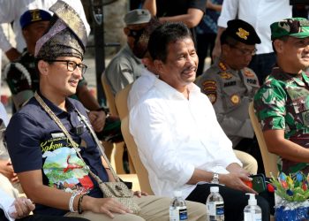 Wali Kota Batam Muhammad Rudi (kemeja putih), dalam sebuah kegiatan pariwisata di Kota Batam yang turut dihadiri Menparekraf RI, Sandiaga Uno. (Foto: Ist/ Dok.Humas Pemko Batam).