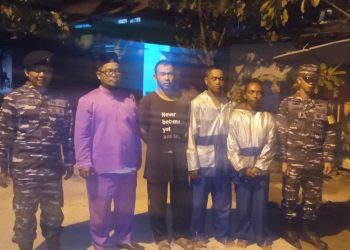 Ketiga warga Desa Berakit yang kembali pulang diantar petugas AL, setelah sempat tertahan di Pos Petugas Maritim Malaysia. (Foto: Ist/ Dok.Warga).