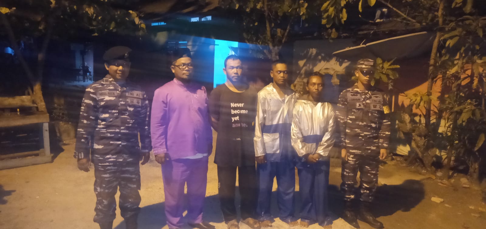 Ketiga warga Desa Berakit yang kembali pulang diantar petugas AL, setelah sempat tertahan di Pos Petugas Maritim Malaysia. (Foto: Ist/ Dok.Warga).