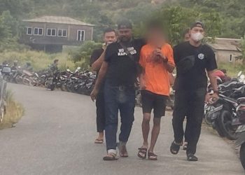 Salah satu pelaku yang diamankan tim Satreskrim Polres Bintan, saat digiring ke Mapolres Bintan. (Foto: Ist/ Dok.Polres Bintan).