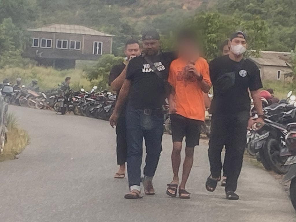 Salah satu pelaku yang diamankan tim Satreskrim Polres Bintan, saat digiring ke Mapolres Bintan. (Foto: Ist/ Dok.Polres Bintan).