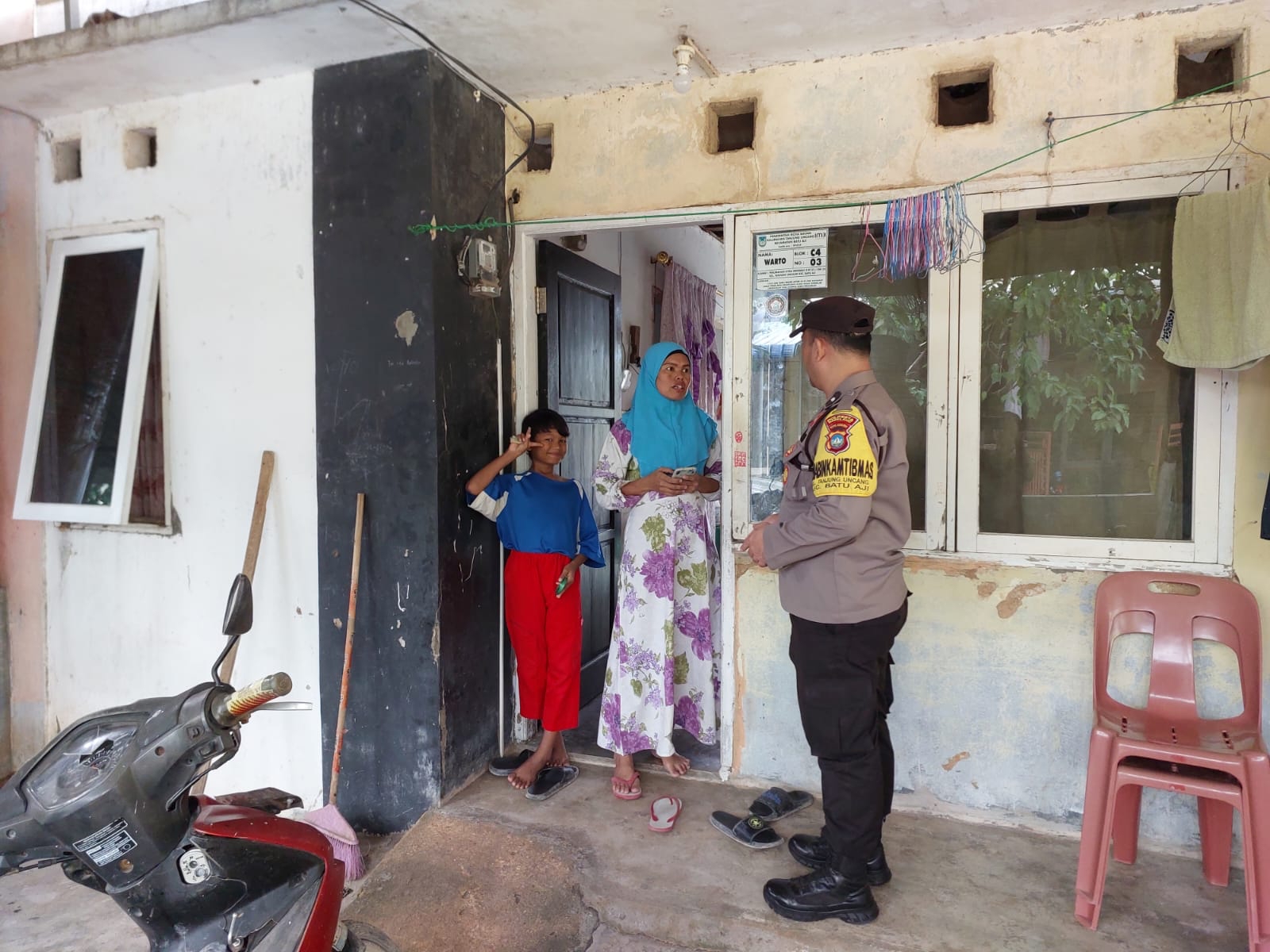 Pihak Bhabinkamtibmas Tanjung Ucang, saat memastikan ke rumah Warto terkait anaknya yang dilaporkan hilang, beberapa waktu lalu. (Foto: Ist/ Dok.Polsek Batuaji).