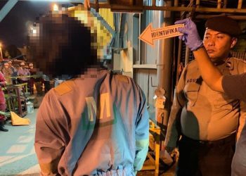 Anggota Mapolsek Batu Ampar dan Tim INAFIS saat olah TKP, Senin (06/02/2023) malam. (Foto: Ist/ Dok.Polsek Batu Ampar).