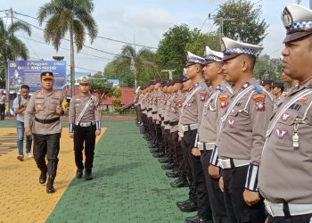 Kapolresta Tanjungpinang, Kombes Pol H Ompusunggu memimpin apel gelar pasukan Operasi Keselamatan Seligi 2023, di halaman kantor Mapolresta Tanjungpinang, Selasa (07/02/2023). (Foto: HMS/ Yulita Dani).