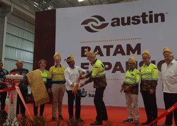 CEO PT Austin Engineering Ltd, David Singleton bersama Wali Kota Batam (dua tengah) usai pemotongan pita dalam acara Grand Opening of Austin’s New Facility yang di gelar di Kawasan Industri Terpadu Kabil, Rabu (08/02/2023). (Foto: HMS/Pidi Yanti).