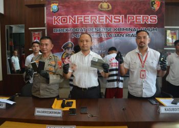 Konferensi Pers oleh Ditreskrimum Polda Kepri, terkait dua pelaku curanmor di Batam, Rabu (08/02/2023). (Foto: Ist/ Humas Polda Kepri).
