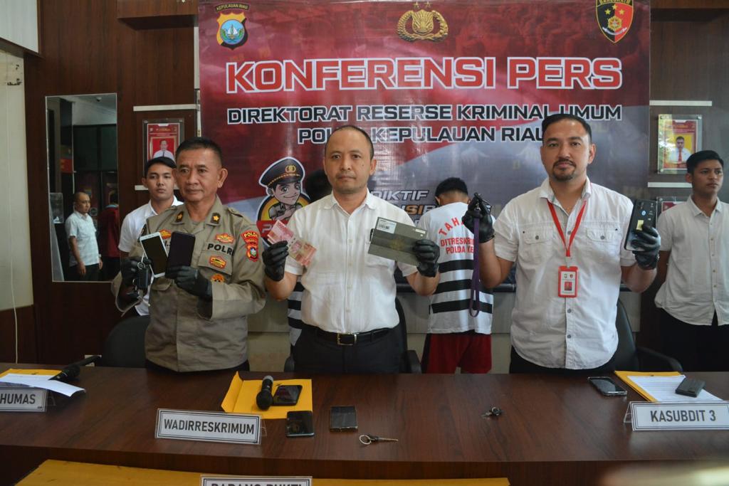 Konferensi Pers oleh Ditreskrimum Polda Kepri, terkait dua pelaku curanmor di Batam, Rabu (08/02/2023). (Foto: Ist/ Humas Polda Kepri).
