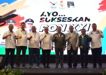 Menpora RI Zainudin Amali (empat kanan) berfoto bersama usai membuka seminar dalam kegiatan Hari Pers Nasional di Medan, Rabu (08/02/2023). (Foto: Ist/ Humas HPN 2023).