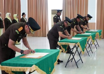 Empat pejabat baru di lingkungan Kejati Kepri dilantik, di Aula Baharudin Lopa, Kamis (09/02/2023). (Foto: HMS/ Yulita Dani).