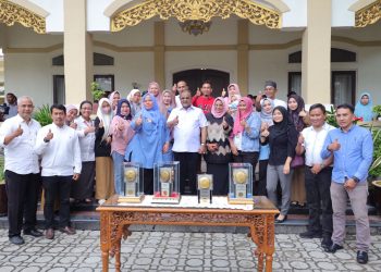 Bupati Karimun Aunur Rafiq, menyambut kedatangan Piala Adipura di Kediaman Rumah Dinas Bupati, Rabu (01/03/2023). (Foto: Ist/ Diskominfo Karimun).