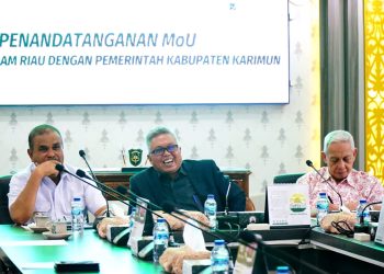 Prosesi penandatanganan MoU antara Pemkab Karimun dan UIR di Ruang Rapat lantai II Rektorat UIR Pekanbaru, Kamis (02/03/2023). (Foto: Ist/ Diskominfo Karimun).