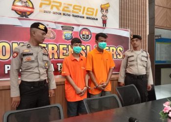 Dua pelaku curanmor yang ditangkap Satreskrim Polresta Tanjungpinang, dalam konferensi pers yang digelar di Mapolresta Tanjungpinang, Rabu (01/03/2023). (Foto: HMS/ Yulita Dani).