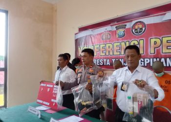 Satres Narkoba Polresta Tanjungpinang ungkap kasus narkotika yang melibatkan empat pelaku, dengan barang bukti 14 gram sabu dan tiga butir pil ekstasi, dalam konferensi pers yang digelar di Mapolresta Tanjungpinang, Rabu (01/03/2023). (Foto: HMS/ Yulita Dani).