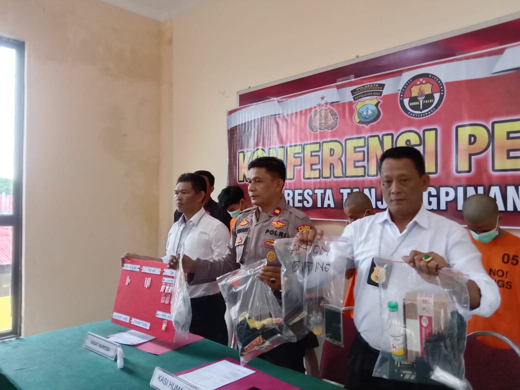 Satres Narkoba Polresta Tanjungpinang ungkap kasus narkotika yang melibatkan empat pelaku, dengan barang bukti 14 gram sabu dan tiga butir pil ekstasi, dalam konferensi pers yang digelar di Mapolresta Tanjungpinang, Rabu (01/03/2023). (Foto: HMS/ Yulita Dani).