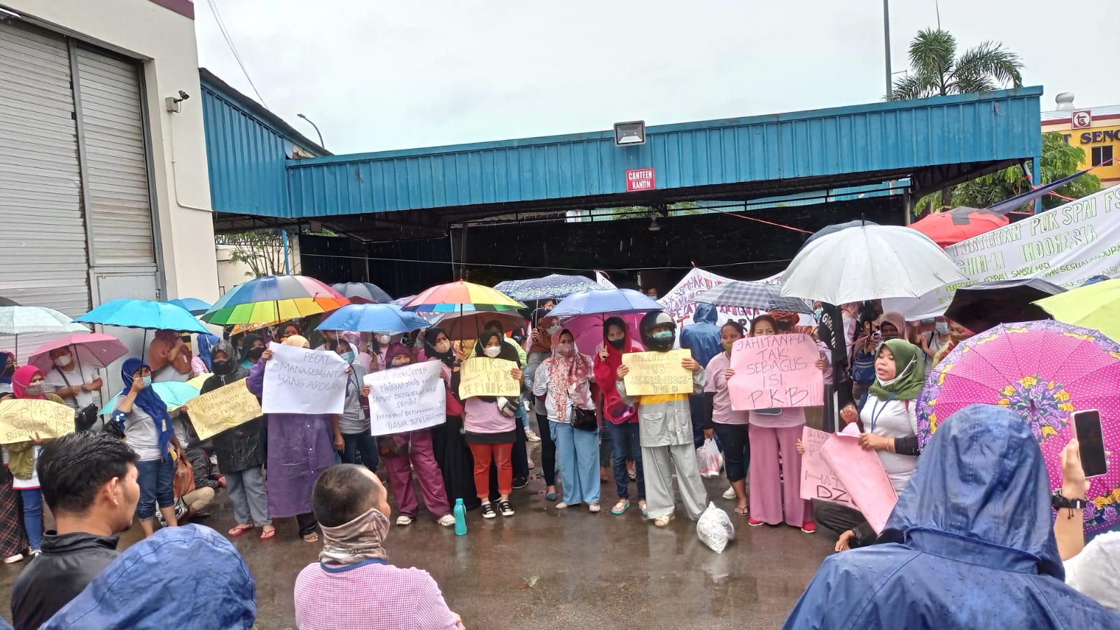 Aksi yang dilakukan ratusan karyawan PT Ghim Li Indoneesia, di halaman kantor, Rabu (01/03/2023). (Foto: Ist/ Dok.FSPMI).