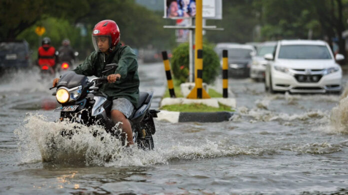Ilustrasi, pengendara motor saat melewati banjir. (Foto: Ist/ Dok.ANTARA).