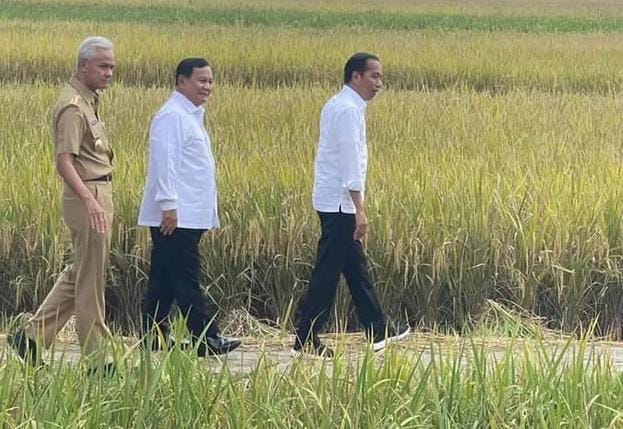 Menteri Pertahanan Prabowo Subianto (tengah) dan Gubernur Jawa Tengah Ganjar Pranowo (kiri) berjalan mengikuti Presiden Joko Widodo saat kunjungan kerja di Kebumen, Kamis (09/03/2023). (Foto: Ist/ presidenri.go.id).