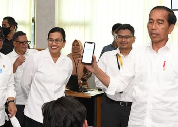 Presiden Joko Widodo didampingi Menteri Keuangan (Menkeu) Sri Mulyani mengunjungi Kantor Pelayanan Pajak (KPP) Pratama Surakarta, mengecek secara langsung kegiatan penyampaian Surat Pemberitahuan Tahunan (SPT) 2022, Kamis sore, 9 Maret 2023. (Foto: Ist/ Dok.Kemenkeu).