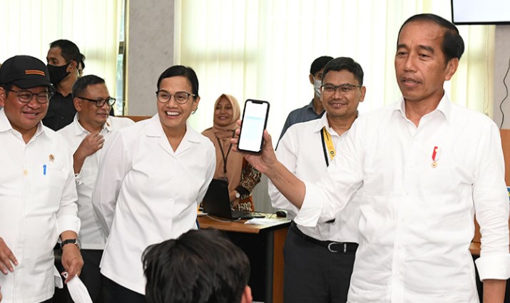 Presiden Joko Widodo didampingi Menteri Keuangan (Menkeu) Sri Mulyani mengunjungi Kantor Pelayanan Pajak (KPP) Pratama Surakarta, mengecek secara langsung kegiatan penyampaian Surat Pemberitahuan Tahunan (SPT) 2022, Kamis sore, 9 Maret 2023. (Foto: Ist/ Dok.Kemenkeu).