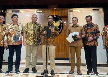 Menkopolhukam Mahfud MD (tengah) dan Wamenkeu Suahasil Nazara (kiri Mahfud), dalam konferensi pers soal dana mencurigakan Rp300 triliun di Kemenpolhukam, Jumat (10/03/2023). (Foto: Ist/ Kumparan-Haya Syahira).