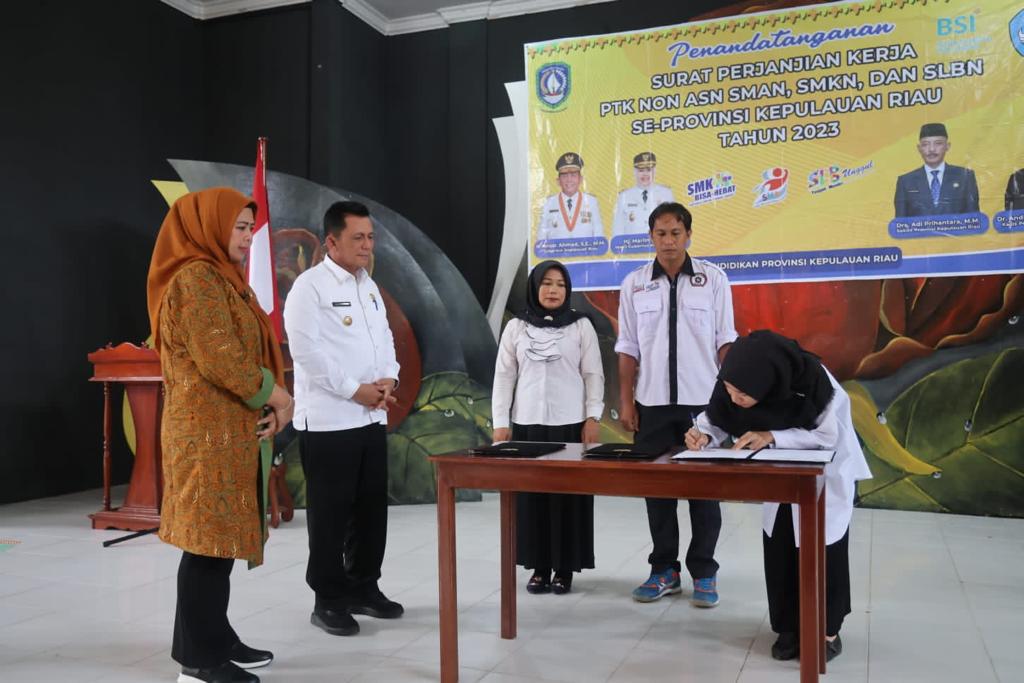 Prosesi penandatanganan SPK PTK Non ASN di Kabupaten Lingga Tahun 2023, yang disaksikan Gubernur Kepri, Ansar Ahmad. (Foto: Ist/ Diskominfo Kepri).
