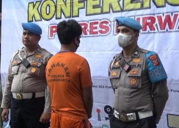 Remaja RD (kenakan baju tahanan) dihadapkan kepada media saat Kepolisian Resort Purwakarta, Jabar gelar konferensi pers. (Foto: Ist/ laraspost.com).