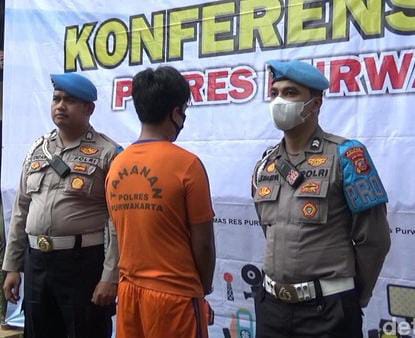 Remaja RD (kenakan baju tahanan) dihadapkan kepada media saat Kepolisian Resort Purwakarta, Jabar gelar konferensi pers. (Foto: Ist/ laraspost.com).