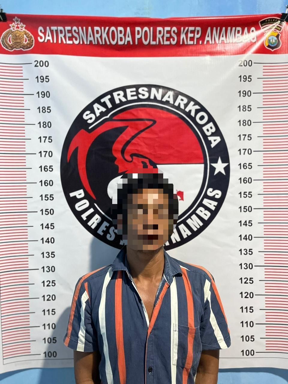 Salah satu tersangka yang ditangkap tim Satresnarkoba Polres Anambas, atas kasus narkotika. (Foto: Ist/ Polres Anambas).