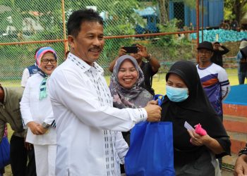 Kepala BP Batam Muhammad Rudi, saat menyerahkan langsung paket sembako kepada masyarakat di Batu Ampar, Rabu (15/03/2023). (Foto: Ist/ Humas BP Batam).