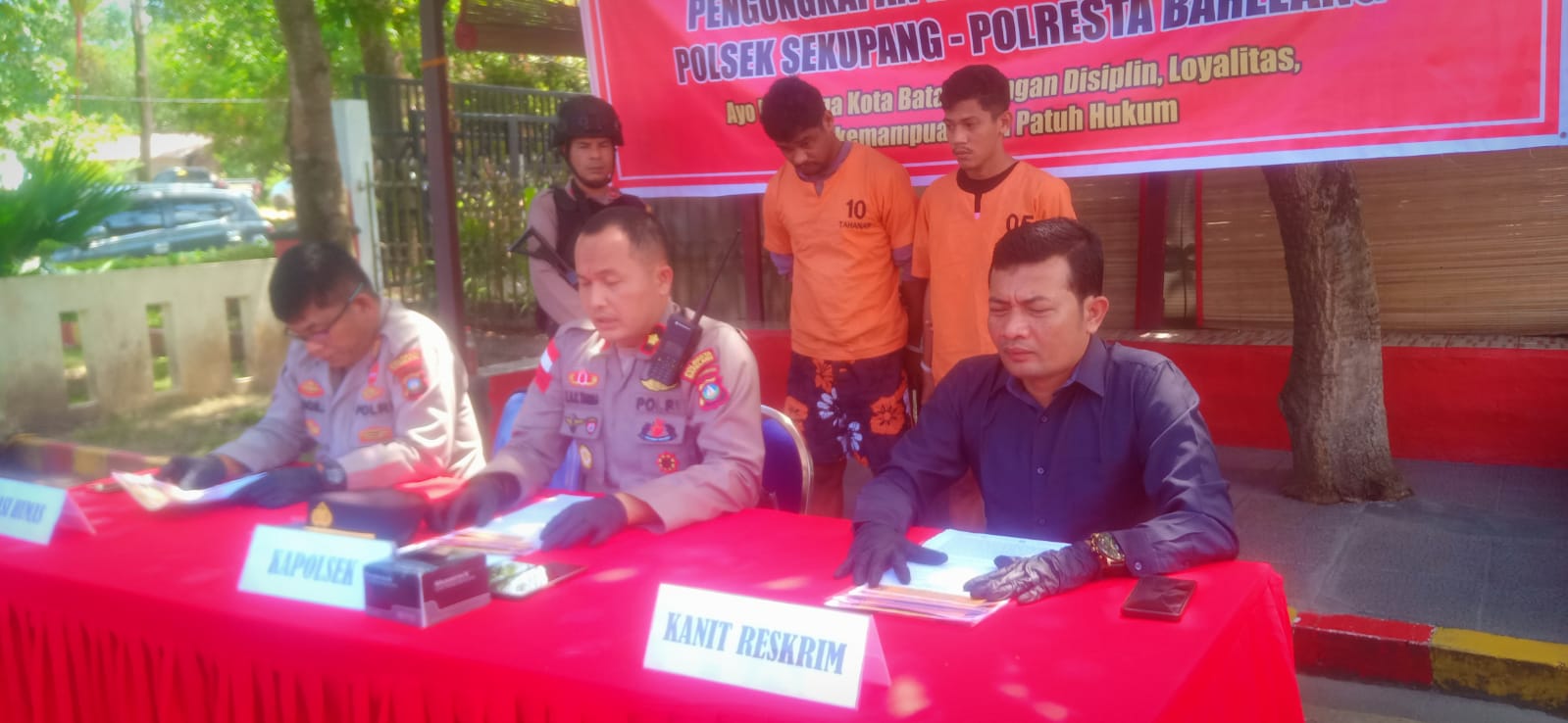 Dua pelaku begal di depan pintu masuk Perumahan Paradise Bay Golf Marina, Tanjungriau, Batam, yang ditangkap tim Polsek Sekupang. (Foto: Ist/ Polsek Sekupang).