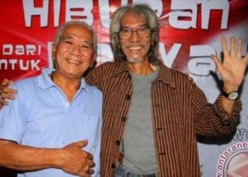 Nomo Koeswoyo (kiri) dan Yok Koeswoyo, dua pentolan band Koes Bersaudara. (Foto: Ist/ Dok.Antara).