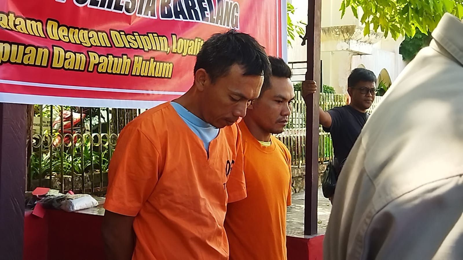 Dua pelaku pembobol Toko Laptop di Ruko Dream Land Square H2 No.21 Tanjungriau, Sekupang, yang ditangkap tim Polsek Sekupang. (Foto: Ist/ Polsek Sekupang).