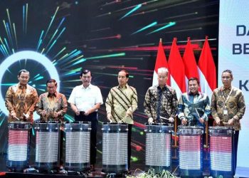 Presiden Jokowi (tengah) didampingi sejumlah pejabat negara ketika membuka acara Business Matching Produk Dalam Negeri Tahun 2023 di Istora Senayan, Jakarta, Rabu (15/03/2023). (Foto: Ist/ presidenri.go.id).