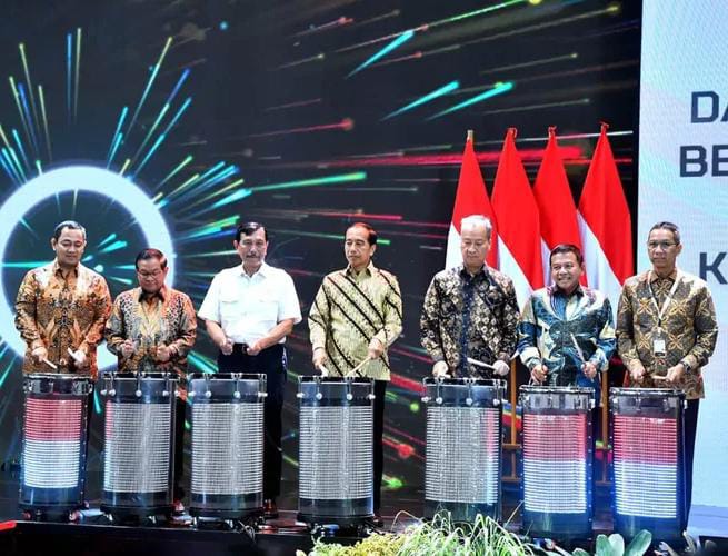 Presiden Jokowi (tengah) didampingi sejumlah pejabat negara ketika membuka acara Business Matching Produk Dalam Negeri Tahun 2023 di Istora Senayan, Jakarta, Rabu (15/03/2023). (Foto: Ist/ presidenri.go.id).