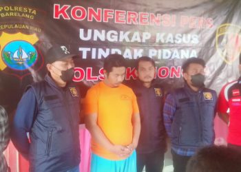 IA (Baju Oren), tersangka kasus pencabulan 3 anak kandungnya saat gelaran jumpa pers, Selasa (21/3/2023). (Foto: Ist)